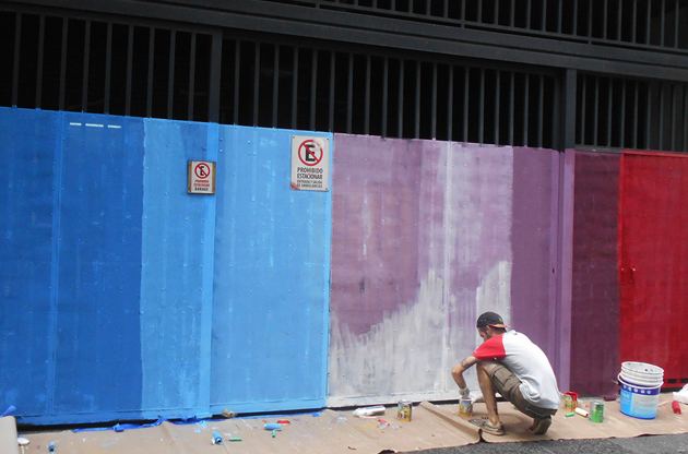 Imágenes de obra de street art de la mano de Bruno Confessore, quien hizo una pintada en la entrada de Cohabitam, de la calle Gascón.
