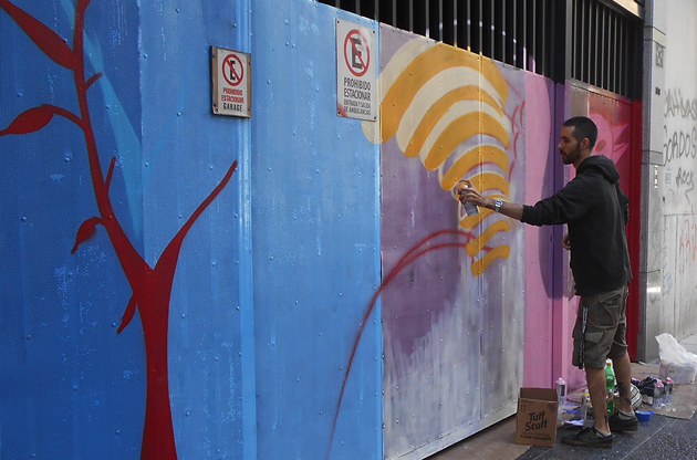 Imágenes de obra de street art de la mano de Bruno Confessore, quien hizo una pintada en la entrada de Cohabitam, de la calle Gascón.
