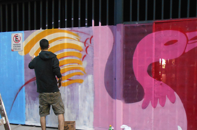 Imágenes de obra de street art de la mano de Bruno Confessore, quien hizo una pintada en la entrada de Cohabitam, de la calle Gascón.
