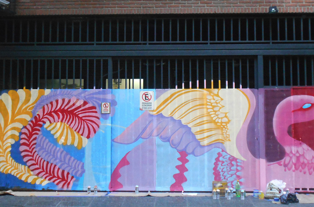 Imágenes de obra de street art de la mano de Bruno Confessore, quien hizo una pintada en la entrada de Cohabitam, de la calle Gascón.
