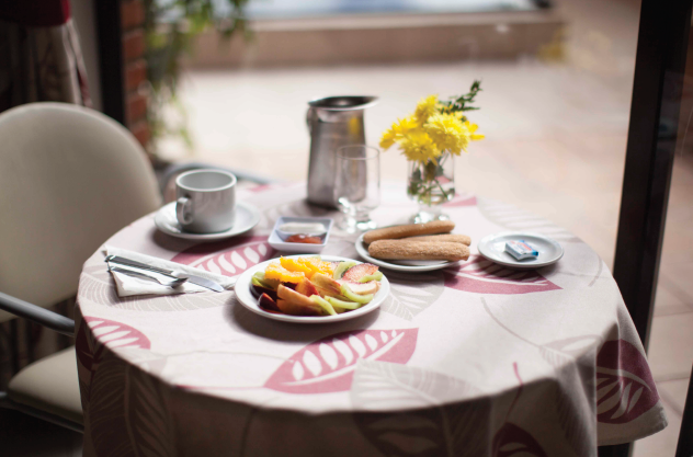 Desayuno de frutas y vainillas en Cohabitam Asist Hotel, buenos aires, argentina