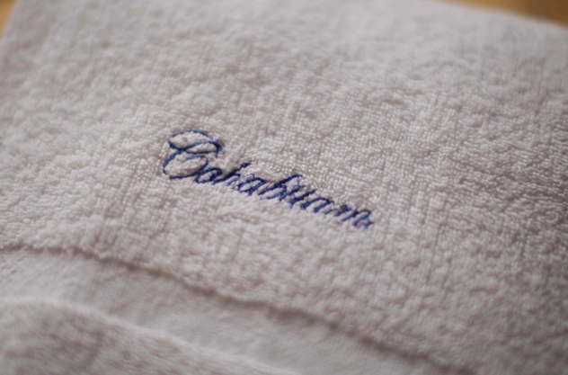 Primer plano de una toalla institucional, Cohabitam Asist Hotel